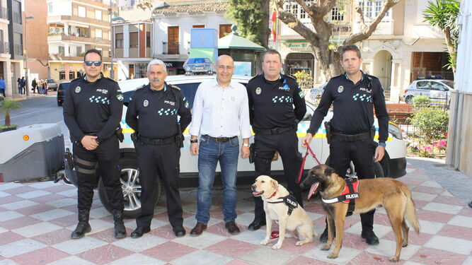 El Alcalde, Domingo Fernández, junto al Subinspector de la Policía Local, Rafael Rodríguez, y los dos instructores, Jerónimo Asensio y Juan Ballesta.