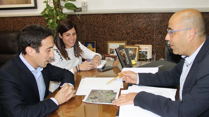 El diputado de Fomento, Óscar Liria, ha mantenido una reunión con el alcalde, Domingo Fernández, y la edil Mónica Navarro.