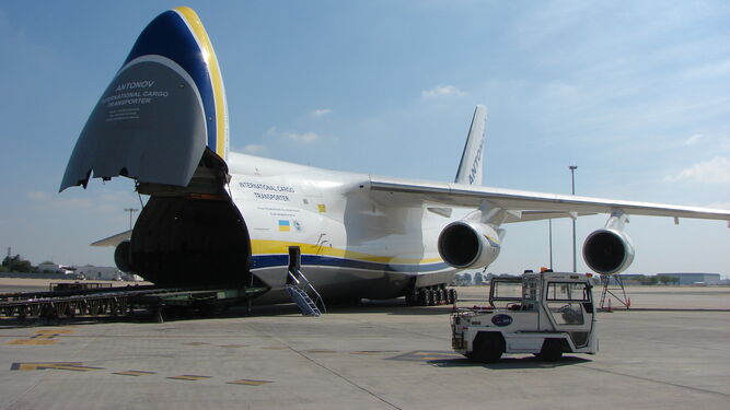 El carguero Antonov 124, en el aeropuerto de Sevilla.