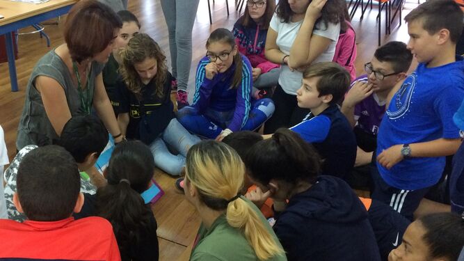 Jóvenes abderitanos participan en uno de los talleres para combatir el acoso escolar.