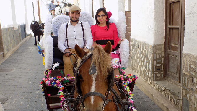 Las carrozas y jinetes dan colorido  y vistosidad a la fiesta de San Isidro