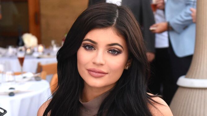 A sus 19 años Kylie Jenner, la hermana pequeña de Kim Kardashian, ya se ha realizado varios retoques estéticos que muestra continuamente a través de sus redes sociales.