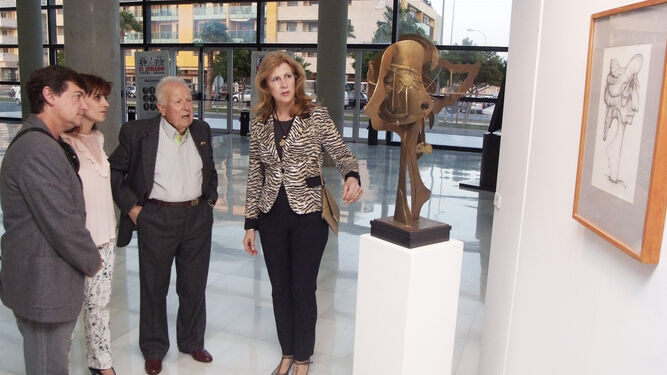 Eduardo Cruz visitando la exposición con María Dolores Ortega.