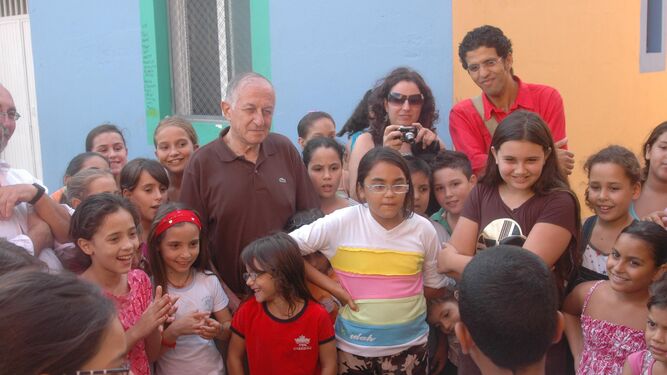 Juan Goytisolo  hace diez años cuando visitó el colegio de La Chanca junto a Mar Verdejo y Juan José Ceba.