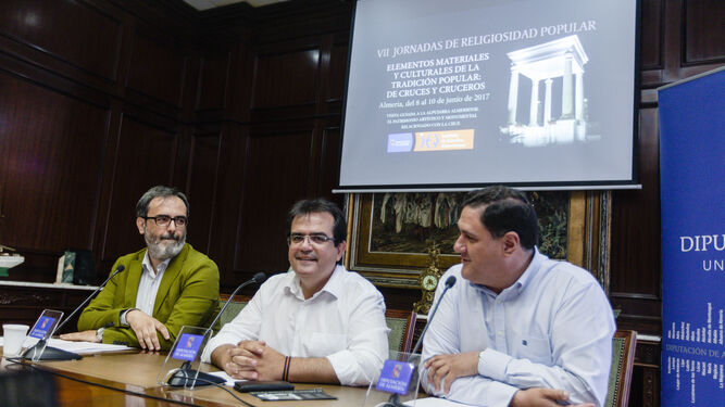 El diputado de Cultura, Antonio Jesús Rodríguez, con Carlos Villoria y Francisco Alonso.