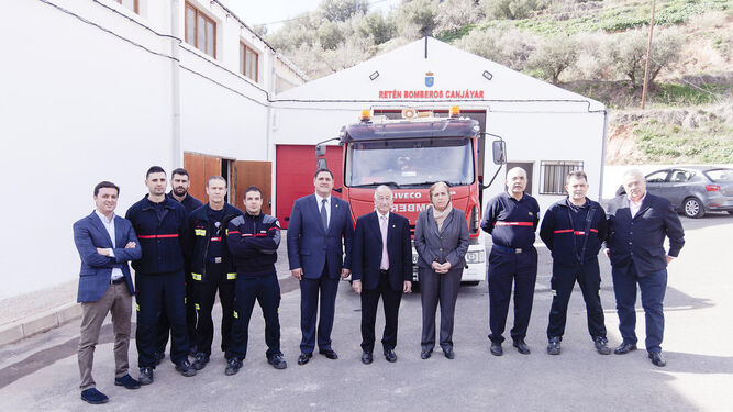 El alcalde de Canjáyar y el presidente de la Diputación, acompañados por diversas autoridades delante del nuevo retén de bomberos inaugurado el 8 de febrero.