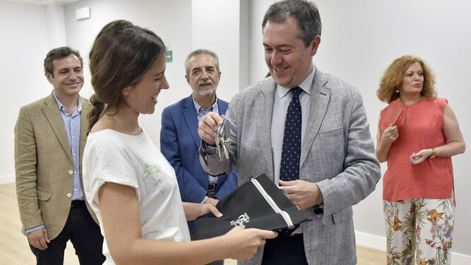 Ana Cabezas recibe del alcalde las llaves de su local para un gabinete de atención temprana en Nuevo Amate.