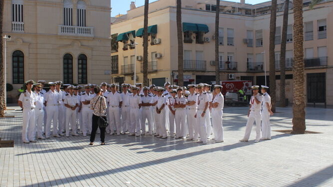 Momento de la visita de los Caballeros Guardamarina de la Armada Española a la plaza de la Catedral.