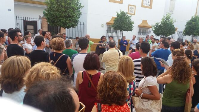 Un momento de la concentración, que se celebró ayer a las 20:00, ante el Ayuntamiento de Utrera.