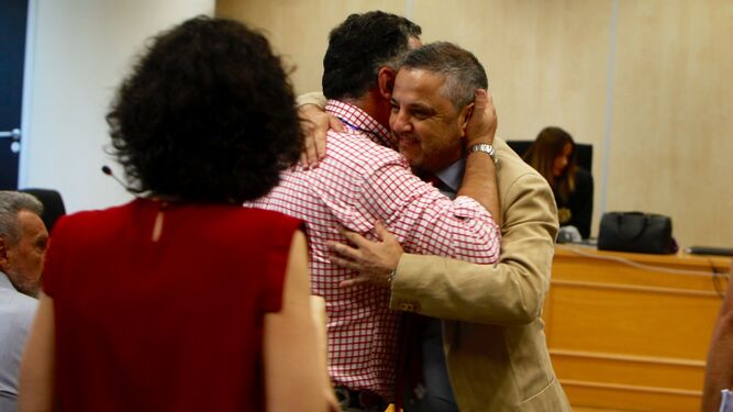 Fernando Mellet se abraza con otra persona tras conocer la sentencia absolutoria