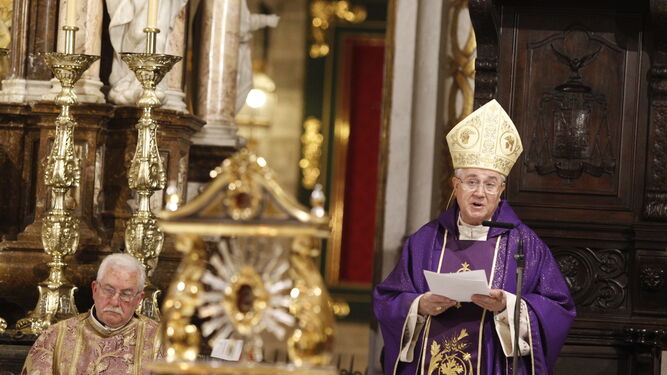 El obispo durante una misa de acción.