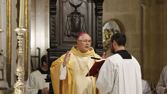 El obispo de Almería, Adolfo González Montes, durante la celebración del XX Aniversario de su Consagración Episcopal en la catedral de Almería, ayer.
