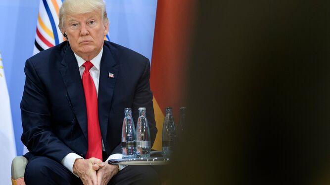 Trump con gesto serio en la cumbre del g-20