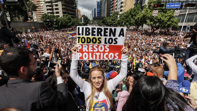 Lilian Tintori, esposa de Leopoldo López, ayer en la concentración con motivo de los cien días de "resistencia".