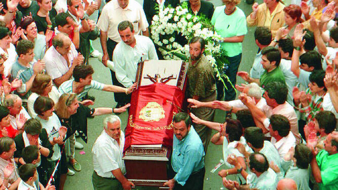 El féretro con los restos de Miguel  Angel Blanco.