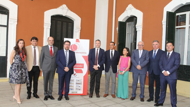 El consejero de Agricultura, junto a autoridades, el presidente del Grupo Joly, José Joly; el director de Huelva Información, Luis Pérez-Bustamante; y representantes del Banco Santander.