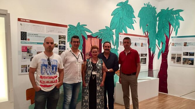 Alfredo Valdivia y Arturo del Pino con la coordinadora de la exposición y sus colaboradores ayer en la Alcazaba.