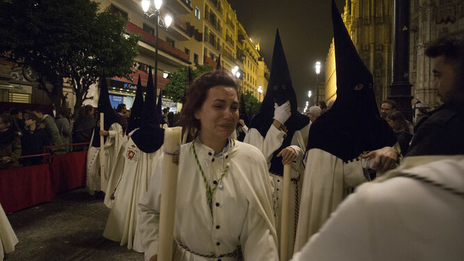 Nazarenos de la Macarena en momentos de nerviosismo la pasada Madrugada en la Catedral
