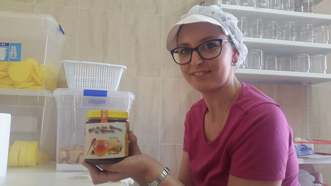Tania Garre muestra el proceso de envasado de la miel obtenida en sus propias colmenas.