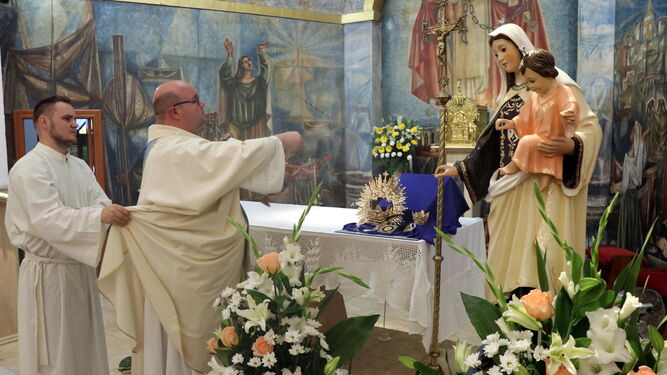 El párroco bendice la nueva imagen de la Virgen del Carmen en Balerma.