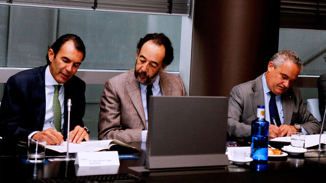 José Antonio López, de Ericsson Iberia; Carlos López, de Telefónica y Francisco Mesonero, de Fundación Adecco, en la firma del acuerdo.