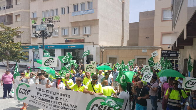 Manifestación de los trabajadores a su llegada al Ayuntamiento, ayer.