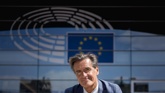 El eurodiputado y exministro López Aguilar, sentado en una silla a las puertas del Parlamento Europeo.