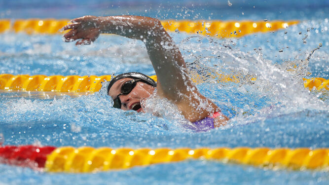 La nadadora española Mireia Belmonte se bate en la piscina durante una prueba.