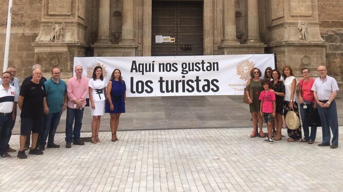 Miembros de la Asociación de Vecinos "Casco Histórico" en la plaza de la Catedral, piden un turismo de calidad.
