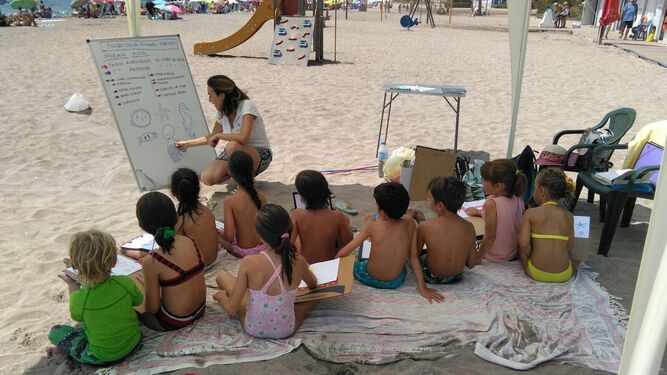 Un grupo de niños en uno de los talleres infantiles. En este caso en el Playazo.