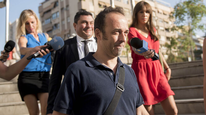 Francesco Arcuri, el padre de los niños, ayer a su llegada a los juzgados de Granada.