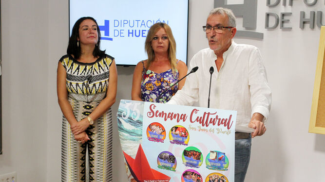 El concejal de Cultura de San Juan, Juan Martínez, junto a la alcaldesa del municipio, Rocío Cárdenas y la diputada provincial Aurora Vélez.