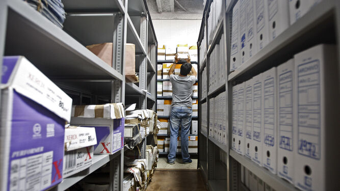 Archivo judicial con miles de cajas apiladas en estanterías.