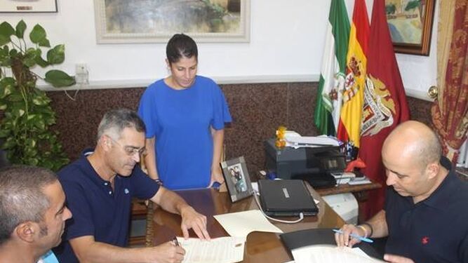 El alcalde Domingo Fernández, y el presidente del Consorcio, Antonio Martínez, han rubricado el convenio.