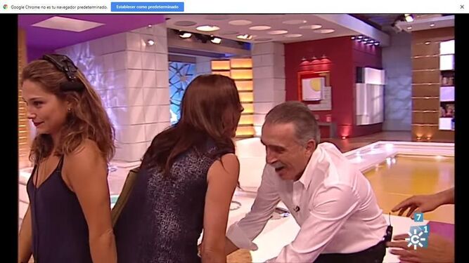 La regidora de 'La tarde' tapa a Eva Ruiz tras el recorte de la falda; con otra broma de Juan, un beso robado, a la derecha.