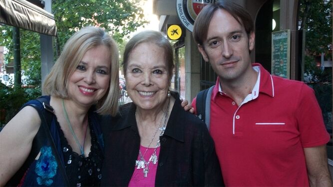 Emma Ozores con su madre Elisa Montés y Juan Francisco Viruega.