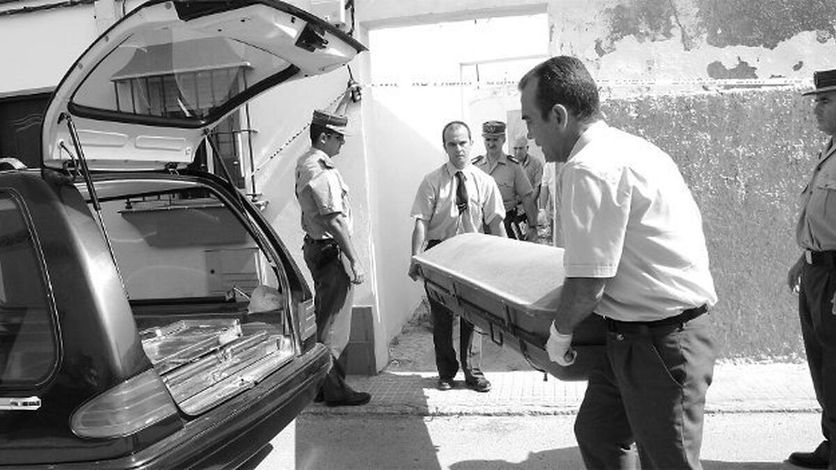 Empleados de una funeraria trasladan el cadáver de Antonio Romero Núñez por la puerta trasera de su vivienda de la calle Álava