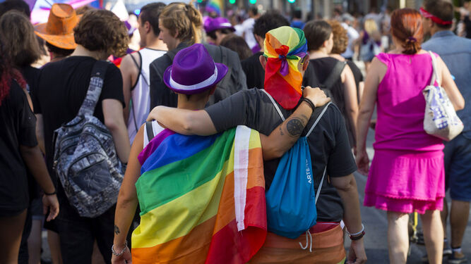 Una pareja de lesbianas durante el desfile del orgullo gay de Murcia.