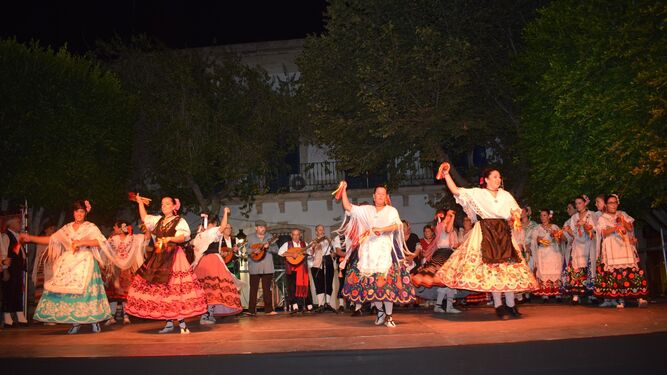 El grupo de coros y danzas de la peña huertana El Ciecón de Blanca (Murcia).