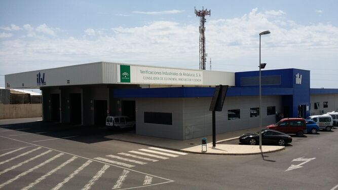 La ITV de Vícar se encuentra ubicada en la antigua  Carretera Nacional 340, en el Polígono Industrial El Cosario.