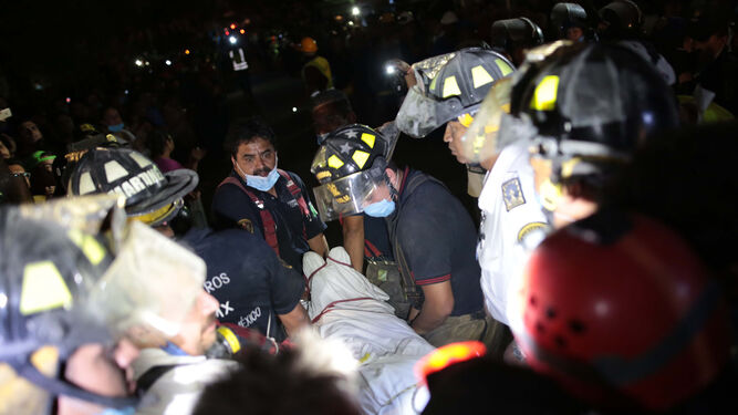 Rescatistas hallan el cuerpo sin vida de una persona en el área de unos edificios colapsados en ciudad de México.