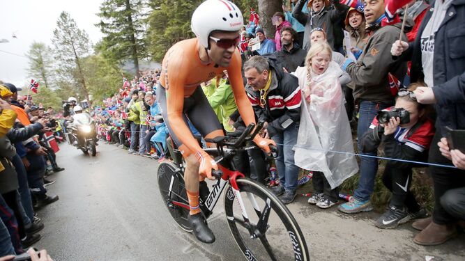El ciclista holandés Tom Dumoulin sube el Monte Floyen durante la prueba individual masculina de la contrarreloj de los Mundiales.