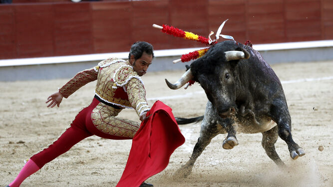 Luis Bolívar abriendo su faena de muleta con un doblón, en la tarde de ayer en la plaza de toros de Las Ventas.