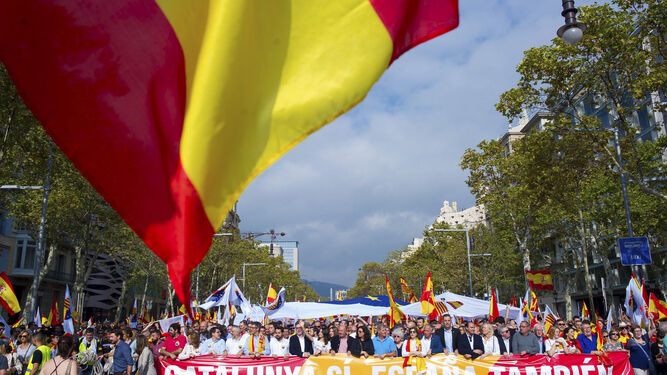 Cabecera de la manifestación que recorrió ayer Barcelona con el lema 'Catalunya sí, España también' con motivo del Día de la Hispanidad.