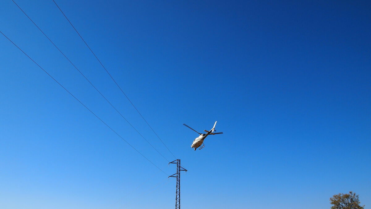 El helicóptero sigue el itinerario marcado por la línea eléctrica a un ritmo de unos cincuenta kilómetros por hora.