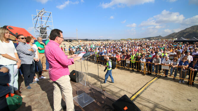 Cinco mil regantes se han dado cita en Villaricos para exigir la puesta en marcha de la desaladora.