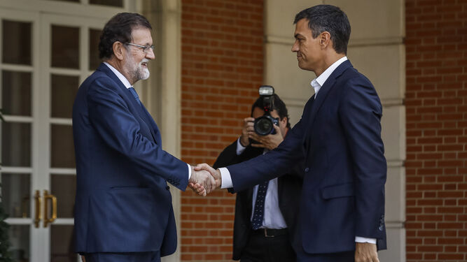 Mariano Rajoy y Pedro Sánchez durante un encuentro institucional en la Moncloa