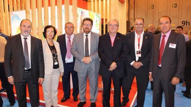 El alcalde y edil con otros políticos y empresarios de Vícar.