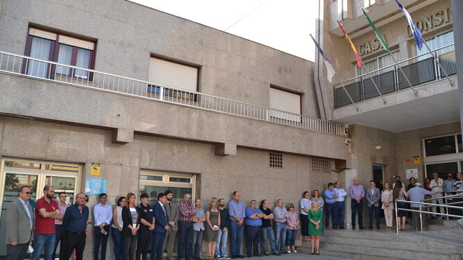 Manifestación de condena as las puertas del Ayuntamiento de Roquetas.