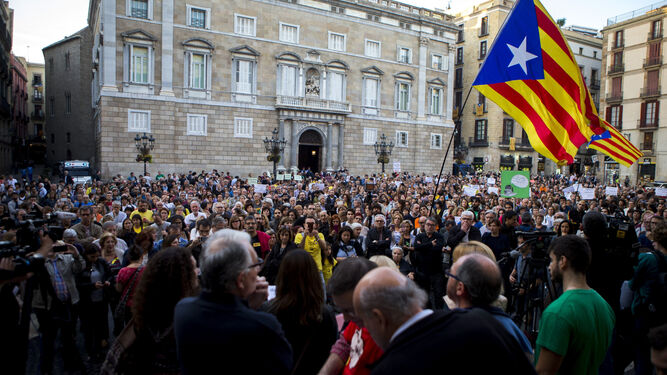 Centenares de docentes se manifiestan en la plaza de Sant Jaume.